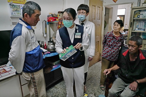 個管師謝樹蘭衛教莊哥哥，口腔潰瘍使用麩醯胺酸方式。