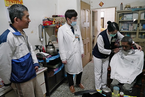 謝樹蘭個管師貼心的拿出許副院長的Polo衫讓許先生比對看合不合身。