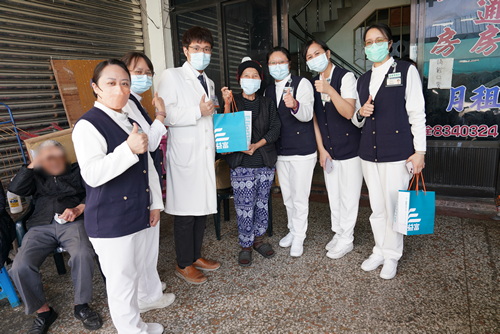 陳怜潔（左一起）、歐軒如護理長、廖彥翔醫師、探視林小姐並致贈營養品，蘇慧如個管師、楊佩雯護理長、謝樹蘭個管師一旁陪同