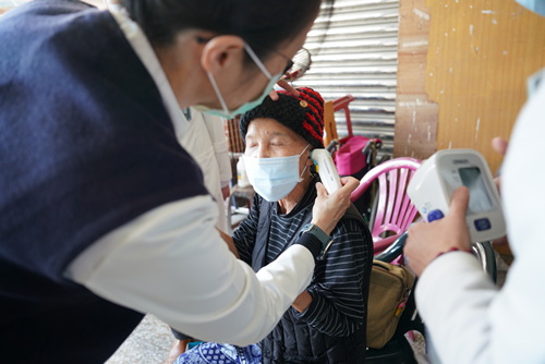 歐軒如護理長體貼的幫林小姐量體溫