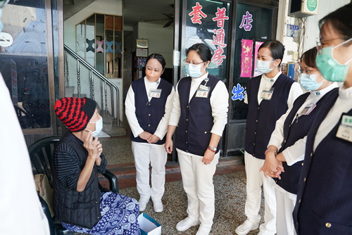 林小姐親切的跟大家道謝，訴說在醫院感受到證嚴上人的大愛與慈濟世界的暖流