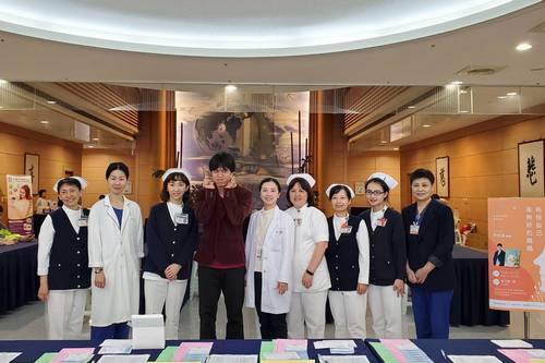 洪仲清臨床心理師(左四)、花蓮慈濟醫院婦產部陳萱醫師(左五)與媽媽教室團隊
