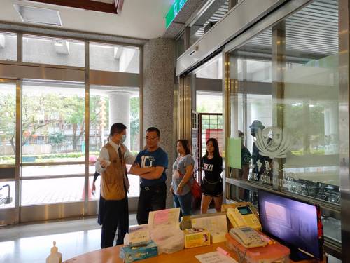 從除夕到初四，醫療志工與值班同仁在春節期間堅守崗位，做醫療團隊最佳後盾，在門診大廳與急診出入口協助民眾測量體溫，讓過年期間各項防疫工作不鬆懈。