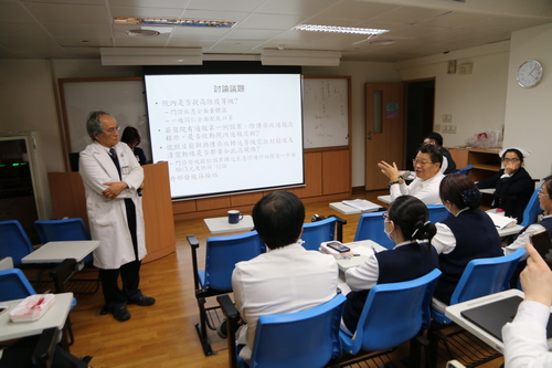 二十一日中午春節前夕，花蓮慈院感染控制委員會召開臨時會，由傳染病防治醫療網東區李仁智指揮官與王立信顧問主持，商討防疫對策