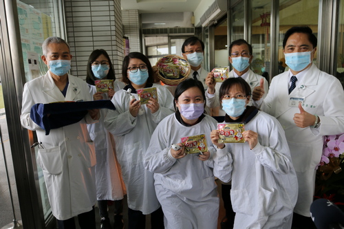 林欣榮院長與吳彬安、王志鴻副院長、醫務秘書李毅為同仁送上暖暖包