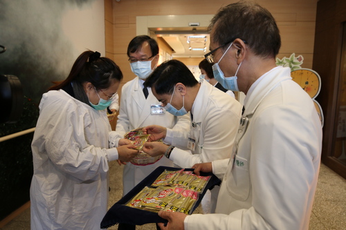 林欣榮院長與吳彬安、王志鴻副院長、醫務秘書李毅為同仁送上暖暖包