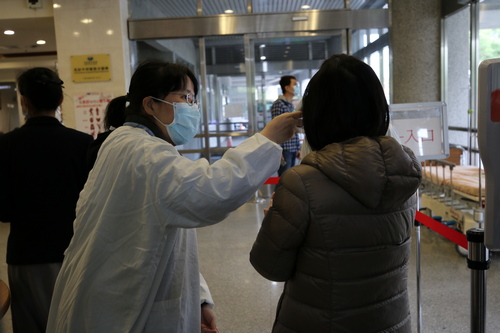 從二十九日開始，百位行政單位同仁也加入門禁管制值勤行列，每天排定十六個班次、動員五十人次，在入口處的冷風中，和醫療志工們協力同心，一併扛起防疫任務