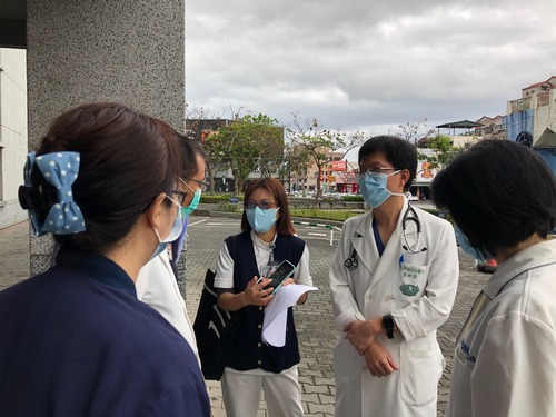 二十八日初四開診當日，因應就醫人潮，吳彬安副院長與感染管理控制室、急診室、影像醫學部同仁協調Ｘ光行動車進駐急診的配套措施，讓有疑似病例患者就醫時，以一條龍方式隔離就醫，完全不會「漏接」