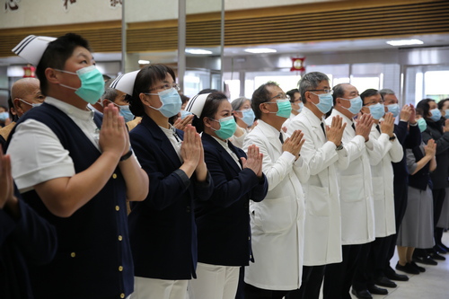 三日中午，由副院長許文林、吳彬安、陳宗鷹、李毅醫務秘書、陳星助主任秘書與護理部主任鍾惠君、副主任呂基燕、王琬詳、王淑貞、葉秀真及行政主管帶領同仁、志工與花蓮鄉親，在醫院大愛樓大廳與全球同步響應「全球祈禱蔬食齋戒！同心行動消弭災疫」，一起為武漢疫情祈禱