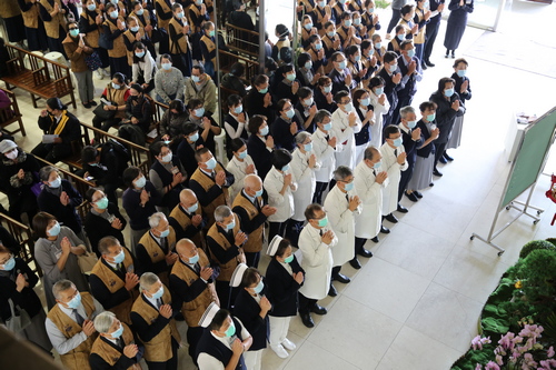 三日中午，由副院長許文林、吳彬安、陳宗鷹、李毅醫務秘書、陳星助主任秘書與護理部主任鍾惠君、副主任呂基燕、王琬詳、王淑貞、葉秀真及行政主管帶領同仁、志工與花蓮鄉親，在醫院大愛樓大廳與全球同步響應「全球祈禱蔬食齋戒！同心行動消弭災疫」，一起為武漢疫情祈禱