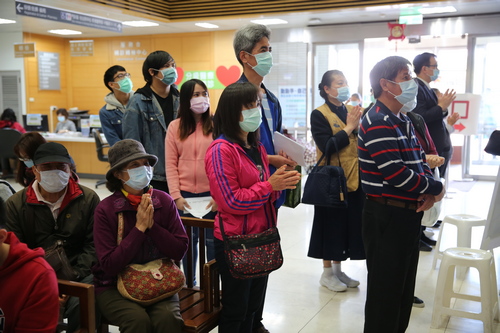 正在等待批價的大德與醫療志工，不僅配合醫院防疫措施戴起口罩，也一起為武漢疫情祈禱