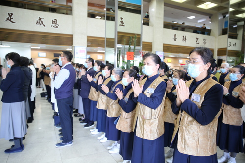 正在等待批價的大德與醫療志工，不僅配合醫院防疫措施戴起口罩，也一起為武漢疫情祈禱