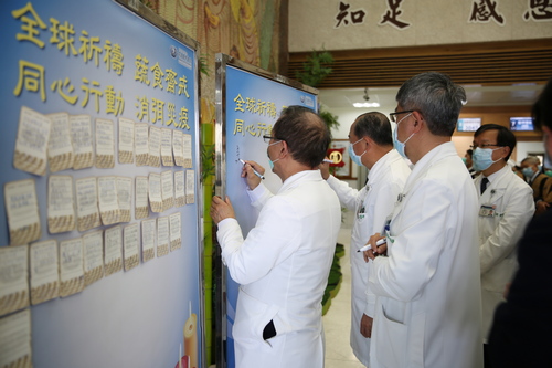 吳彬安副院長（左一）、許文林副院長（左二）與陳宗鷹副院長（左三）也與全球同步響應齋戒護生，共聚善心善念，遠離疾病威脅