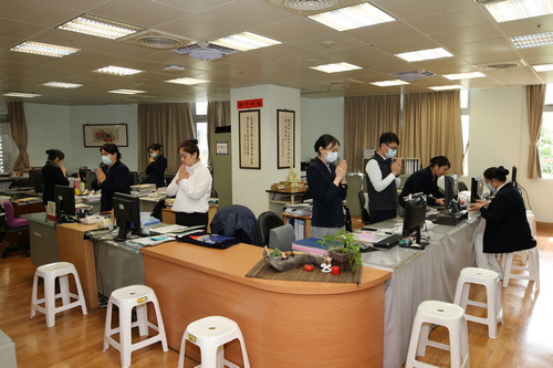 下午一時三十分，各辦公室同仁也暫時放下公務，配合著午間祈禱的歌聲，每個人雙手合十，神情專注，虔誠一念心，與全球同步虔誠祈禱