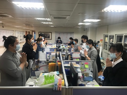 下午一時三十分，各辦公室同仁也暫時放下公務，配合著午間祈禱的歌聲，每個人雙手合十，神情專注，虔誠一念心，與全球同步虔誠祈禱