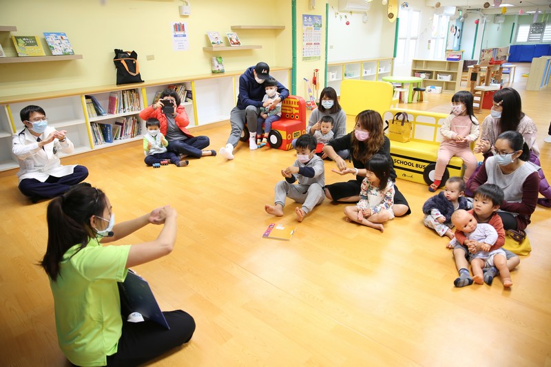 預防新冠肺炎,正確洗手很重要,花蓮慈院兒科病房團隊帶著大小朋友一起練習正確的洗手步驟。 預防新冠肺炎,正確洗手很重要,花蓮慈院兒科病房團隊帶著大小朋友一起練習正確的洗手步驟。