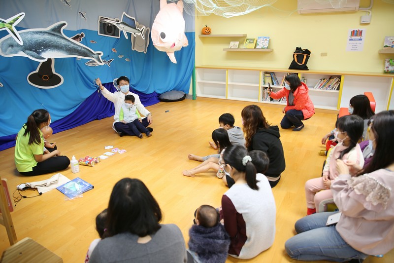 為了讓孩子看醫生不害怕,花蓮慈院小兒部兒童社區醫療科陳明群主任(中)秀出診間會用到的器具,包含耳鏡、聽診器、壓舌棒等等,吸引孩子目光。 為了讓孩子看醫生不害怕,花蓮慈院小兒部兒童社區醫療科陳明群主任(中)秀出診間會用到的器具,包含耳鏡、聽診器、壓舌棒等等,吸引孩子目光。