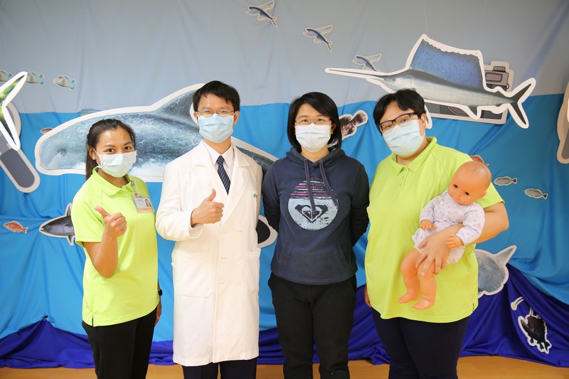 花蓮慈濟醫院小兒部兒童社區醫療科主任陳明群(左二)與兒科病房護理長李依蓉(右一)、副護理長宋景歡(左一)、花蓮縣洄瀾親子館主任王佳華(右二)。 花蓮慈濟醫院小兒部兒童社區醫療科主任陳明群(左二)與兒科病房護理長李依蓉(右一)、副護理長宋景歡(左一)、花蓮縣洄瀾親子館主任王佳華(右二)。