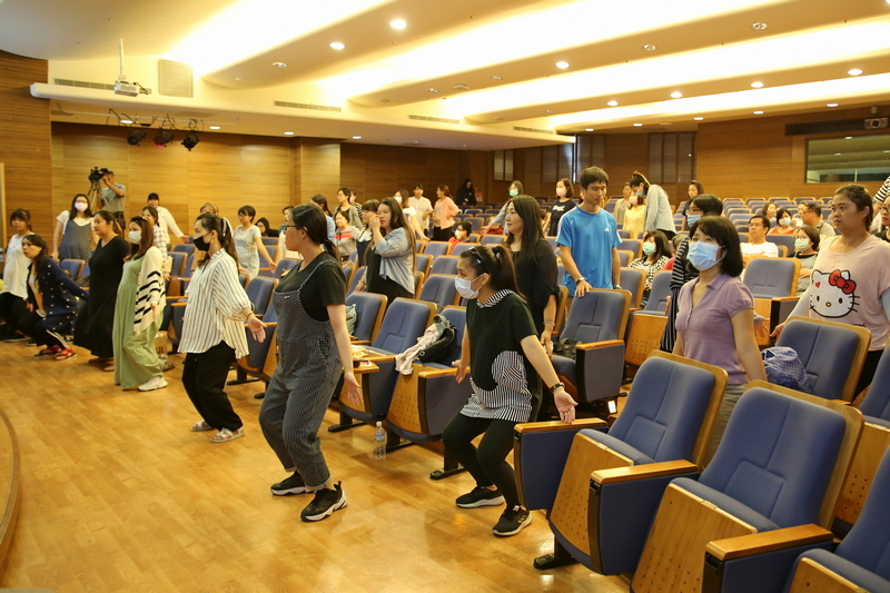 懷孕的媽媽們在物理治療師的指導下一起做蹲站呼吸運動。