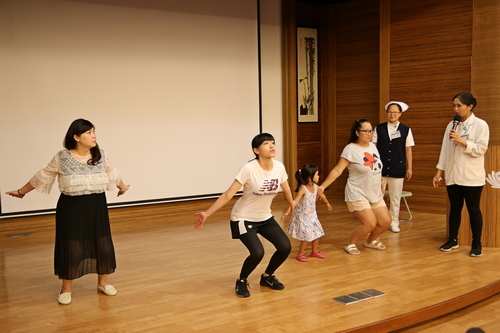 花蓮慈濟醫院物理治療師蔡子涵（右一）、王韻涵（左二）示範蹲站呼吸