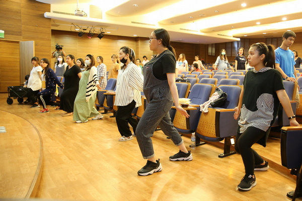 弓箭步平衡運動，可以降低孕婦跌倒