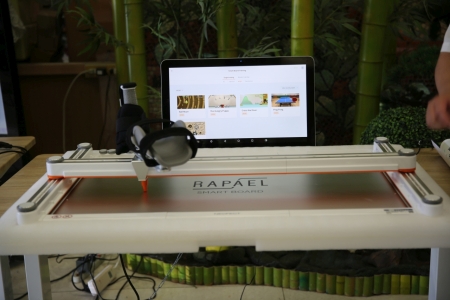 協助上肢近端關節復健的智慧板。