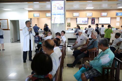 幽默風趣的郭漢崇主任，詳細地與民眾分享老年男性躲不掉的煩惱，良性攝護腺肥大與下泌尿道症。