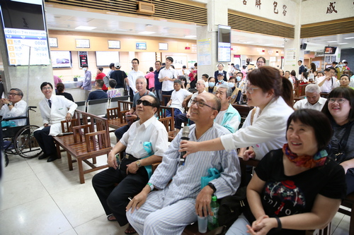 幽默風趣的郭漢崇主任，詳細地與民眾分享老年男性躲不掉的煩惱，良性攝護腺肥大與下泌尿道症。