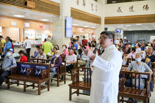 骨科葉光庭醫師透過分享「人工膝關節SDM（醫病共享決策）」，讓病人、家屬也能成為醫療決策團隊的成員，做出最符合自己需要的治療方式