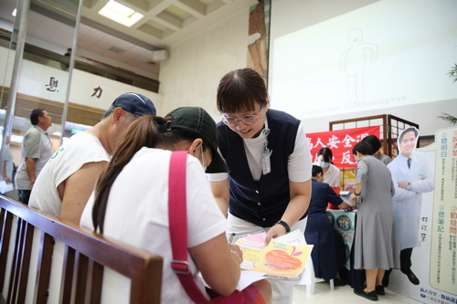 骨科專科護理師劉義芳邀請民眾一起簽署「我的身體，我做主」的響應卡，宣示響應醫病共享決策活動