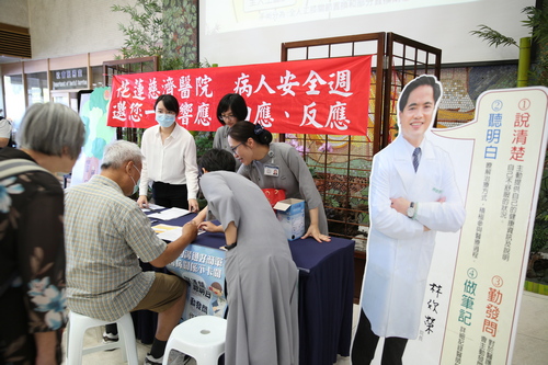 活動現場，許多正在等候批價的民眾也一起響應「我的身體，我做主」活動