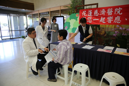 葉光庭醫師現場接受民眾諮詢，希望能更了解「人工膝關節SDM（醫病共享決策）」