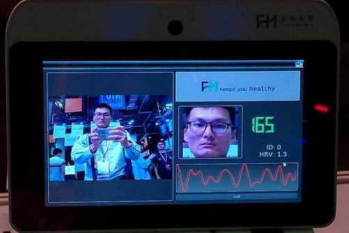 (新創企業家陳朝煒致力環保再生產業，2019在科技部率領下前往新加坡參展招商。相片：陳朝煒提供） （2019年七月陳朝煒前往花蓮慈濟醫院捐贈周邊血幹細胞，建檔廿年後才等到的救人機會，他很珍惜。攝影：劉蓁蓁）