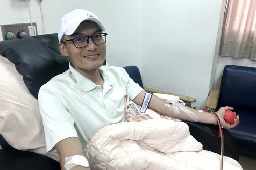 (新創企業家陳朝煒致力環保再生產業，2019在科技部率領下前往新加坡參展招商。相片：陳朝煒提供） （2019年七月陳朝煒前往花蓮慈濟醫院捐贈周邊血幹細胞，建檔廿年後才等到的救人機會，他很珍惜。攝影：劉蓁蓁）