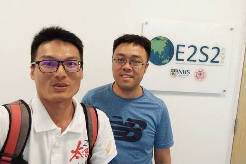 （左圖：2019六月陳朝煒與科技部率領的多家新創企業前進新加坡新創展InnovFest Unbound，以Taiwan Tech Arena為國家科技新創品牌，對國際展現臺灣新創能量，並匯聚國際資源，推送團隊前進亞太、邁向國際。相片：陳朝煒提供) 　　　　　　　　　　　　 （右圖：陳朝煒與新加坡大學的新創企業交流，參訪廚餘發電公司。照片：陳朝煒提供)