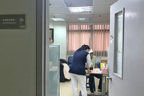 （陳朝煒2019年七月前來花蓮慈濟醫院幹細胞收集室以周邊血幹細胞方式捐贈，此為捐贈前準備) 