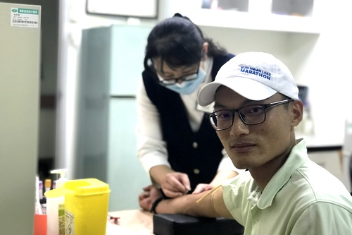 （陳朝煒2019年七月前來花蓮慈濟醫院幹細胞收集室以周邊血幹細胞方式捐贈，此為捐贈前準備) 