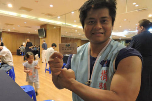 「救人一命、無損己身」在有著四分之一原住民排灣族血統的許超群身上，不但是捐贈造血幹細胞的最佳見證者，向人勸髓的方式也很搞笑無俚頭。 慈濟基金會與慈濟造血幹細胞中心7月27日在慈濟東區聯絡處舉辦「造血幹細胞捐贈驗血宣導活動」，許超群(左)把握好因緣，立即投入他個人首場的勸髓志工行列。