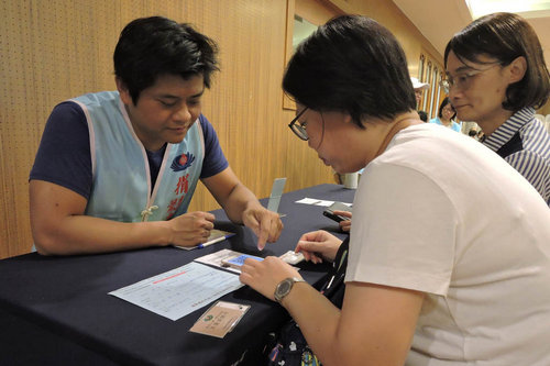 「救人一命、無損己身」在有著四分之一原住民排灣族血統的許超群身上,不但是捐贈造血幹細胞的最佳見證者,向人勸髓的方式也很搞笑無俚頭。 慈濟基金會與慈濟造血幹細胞中心7月27日在慈濟東區聯絡處舉辦「造血幹細胞捐贈驗血宣導活動」,許超群(左)把握好因緣,立即投入他個人首場的勸髓志工行列。 「救人一命、無損己身」在有著四分之一原住民排灣族血統的許超群身上,不但是捐贈造血幹細胞的最佳見證者,向人勸髓的方式也很搞笑無俚頭。 慈濟基金會與慈濟造血幹細胞中心7月27日在慈濟東區聯絡處舉辦「造血幹細胞捐贈驗血宣導活動」,許超群(左)把握好因緣,立即投入他個人首場的勸髓志工行列。