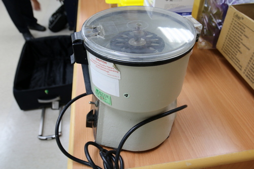 左圖：可供做立克次體血液篩檢用的二手離心機。 右圖：慈院提供的登革熱篩檢試劑四百劑、抽血器具、耗材、尖銳物蒐集桶。