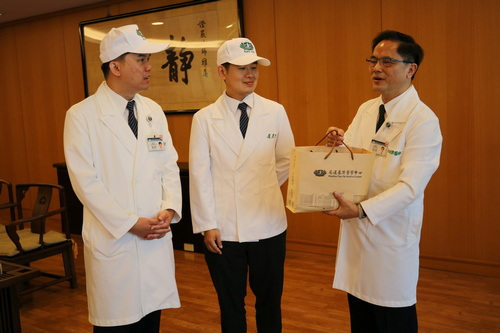 右圖：林欣榮院長（右）傳遞「升級版」的百寶袋與賑災帽給龐渂醛醫師（左一）與盧昱竹醫師（中），不忘叮囑兩位醫師一定要好好照顧自己的身體，才有本錢服務鄉親。