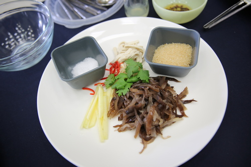 圖說：夏日的涼拌菜「涼拌酸辣木耳」，以黑木耳、新鮮蘋果、豆干等等食材做成，做法簡單易上手，深受民眾喜愛。