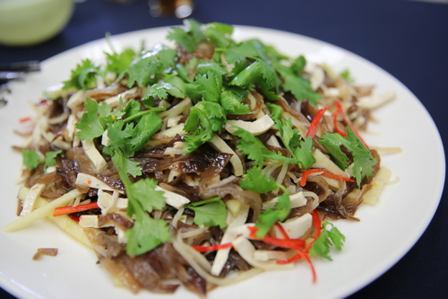 圖說：夏日的涼拌菜「涼拌酸辣木耳」，以黑木耳、新鮮蘋果、豆干等等食材做成，做法簡單易上手，深受民眾喜愛。