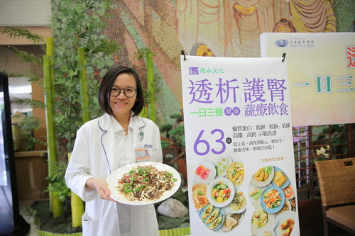 圖說：營養師蘇真瑩現場示範書中料理並表示，黑木耳是高纖且低磷、鉀的食材，很適合腎友食用。