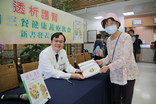左圖：花蓮慈院林欣榮院長(右二)、腎臟內科主任徐邦治(左二)、林于立醫師(左一)、營養科主任劉詩玉(右一)與團隊一起品嚐護腎料理。 右圖：新書發表會現場，腎友把握機會，請腎臟內科主任徐邦治(左)簽書留念。
