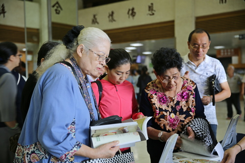 左圖：《透析護腎一日三餐健康蔬療飲食》由腎臟科與營養科團隊聯手推出，左為腎臟內科主任徐邦治、右為營養科主任劉詩玉。 右圖：《透析護腎一日三餐健康蔬療飲食》發表會，吸引不少民眾前來購書。