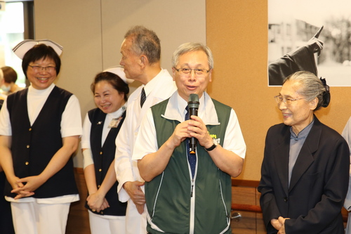 左圖：衛生福利部國民健康署署長王英偉表示，重整後的心蓮病房交誼廳，可以感受團隊的用心設計，只為讓病人在末期能過得更舒適且處處充滿團隊與志工的愛與包容。 右圖：慈濟醫療法人執行長林俊龍指出，心蓮病房的慈濟志工，讓病人、家屬可以安穩的接受安寧醫療的照護。