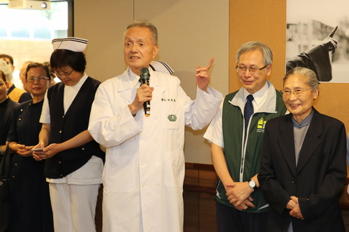 左圖：衛生福利部國民健康署署長王英偉表示，重整後的心蓮病房交誼廳，可以感受團隊的用心設計，只為讓病人在末期能過得更舒適且處處充滿團隊與志工的愛與包容。 右圖：慈濟醫療法人執行長林俊龍指出，心蓮病房的慈濟志工，讓病人、家屬可以安穩的接受安寧醫療的照護。