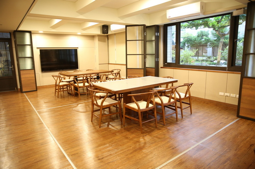 圖說：重整落成後的心蓮病房，交誼廳寬敞、明亮還有舒適的家俱桌椅，都是社服室副主任顏惠美師姊募心募愛來的。