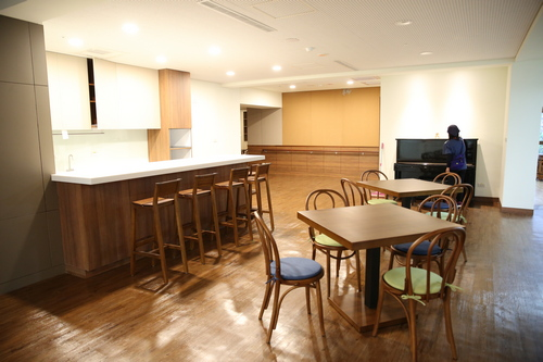 圖說：重整落成後的心蓮病房，交誼廳寬敞、明亮還有舒適的家俱桌椅，都是社服室副主任顏惠美師姊募心募愛來的。